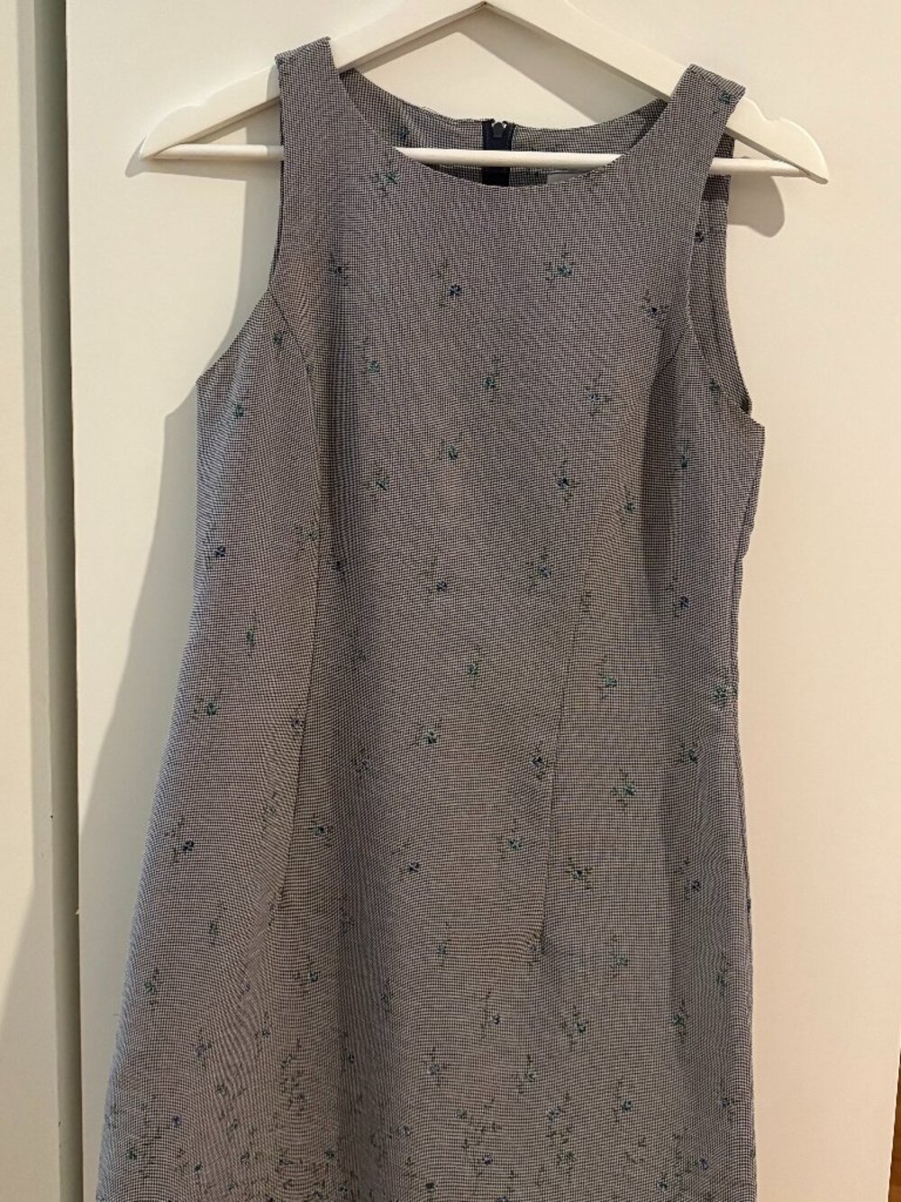 Sleeveless loose-fitting dress in grey with dainty blue/green flowers
